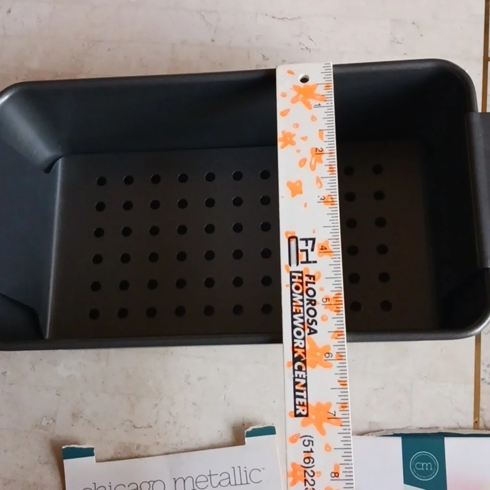 Loaf pan/meatloaf pan with pull out tray, non-stick,Chicago metallic, New - Picture 9 of 9